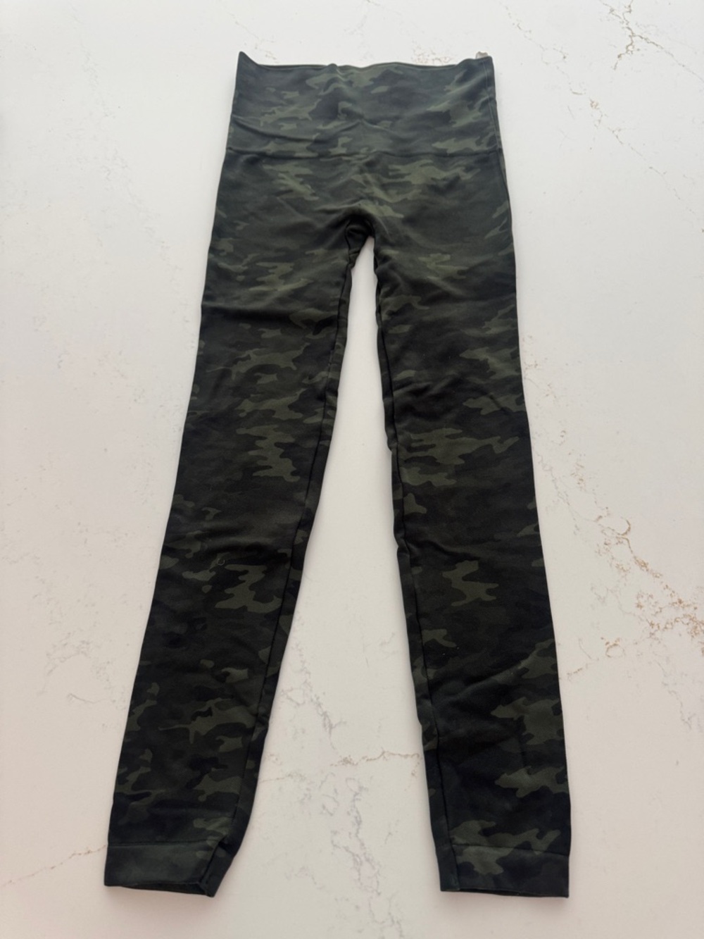 SPANX Camo Leggings in Dark Green and Black